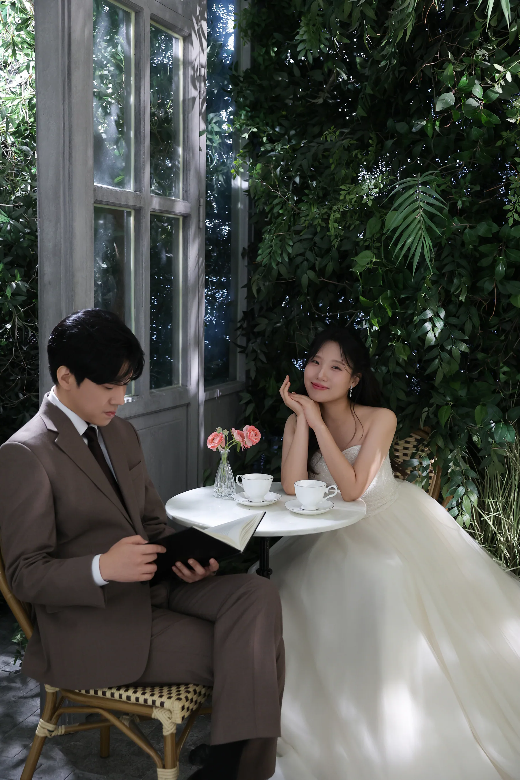 녹음이 가득한 카페에서 마주 앉은 박시현 이예지 커플
