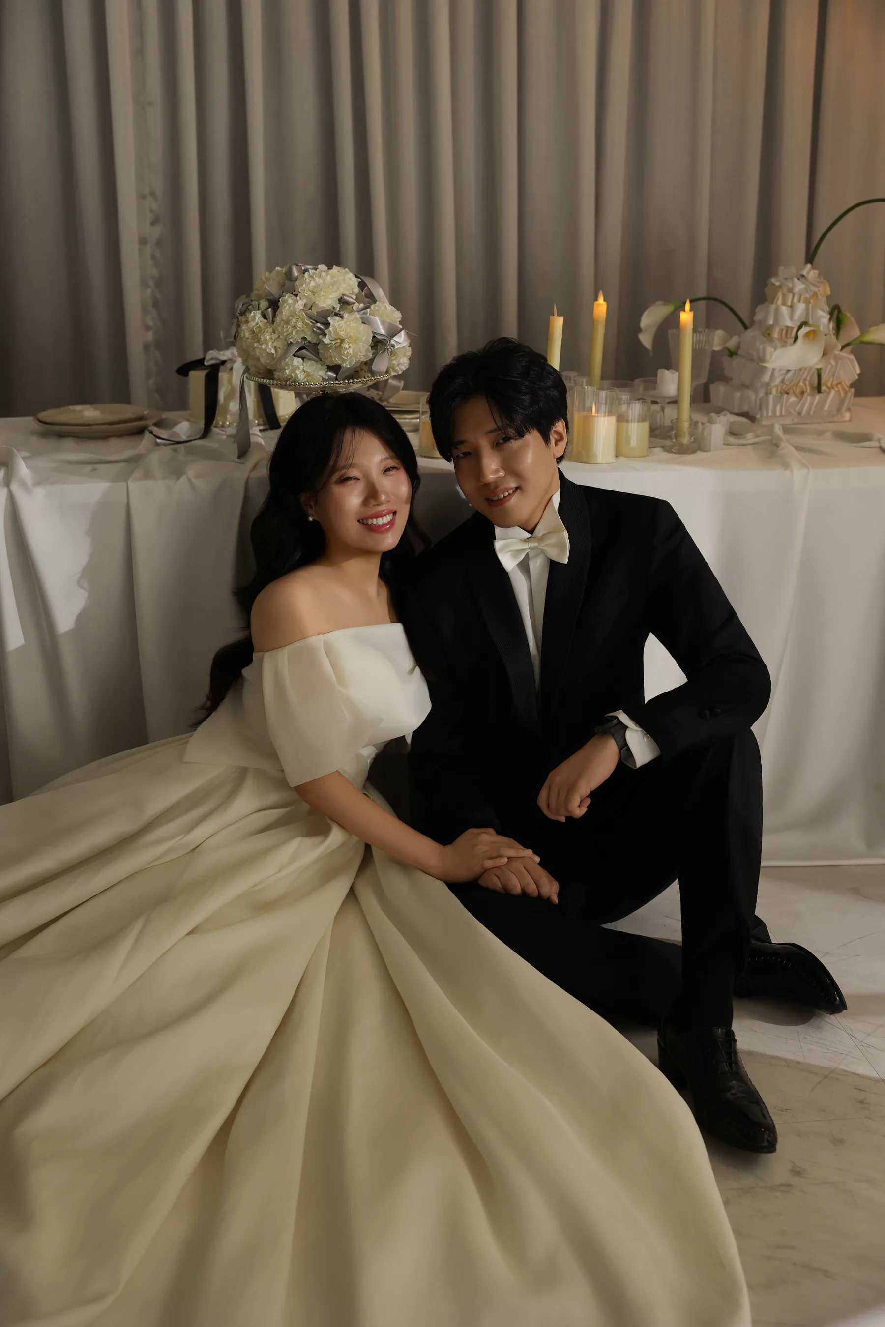 촛불이 켜진 공간에서 손을 맞잡은 박시현 이예지 커플